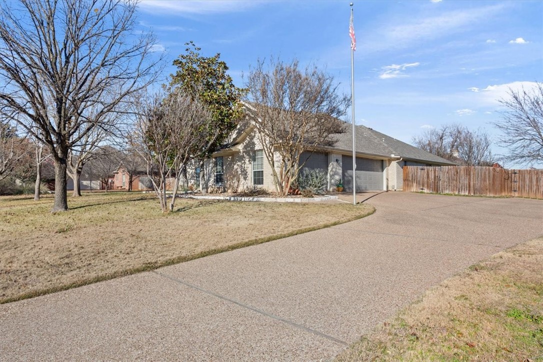 306 Cobblestone Lane, Crawford, Texas image 3