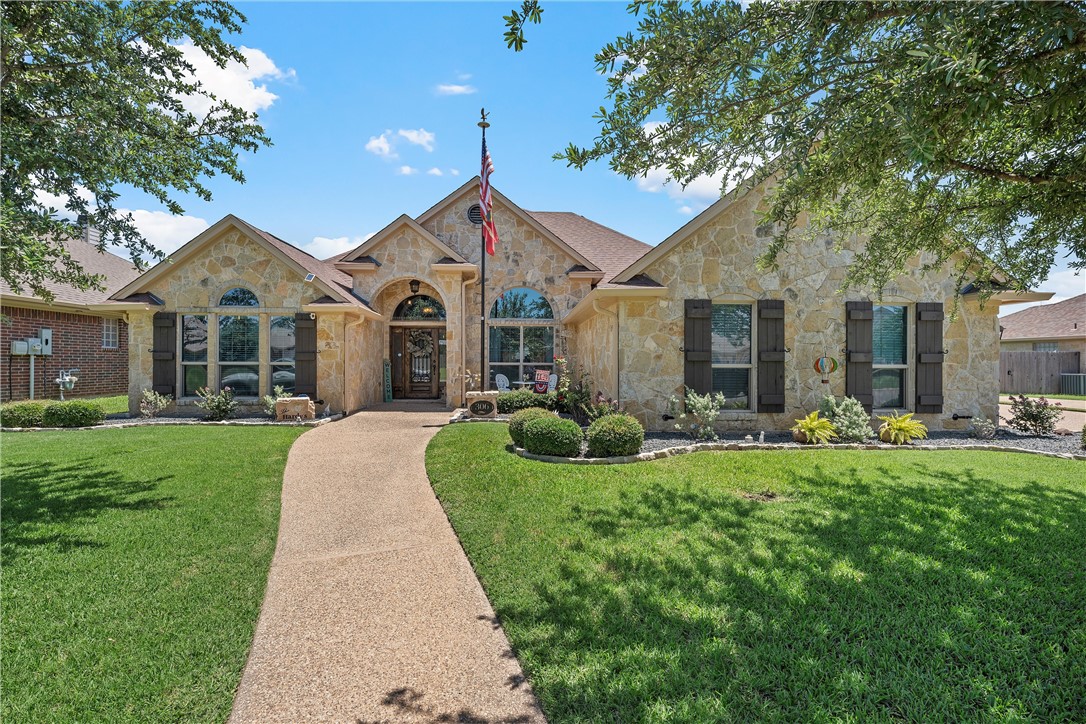 306 Silver Spur Trail, McGregor, Texas image 1