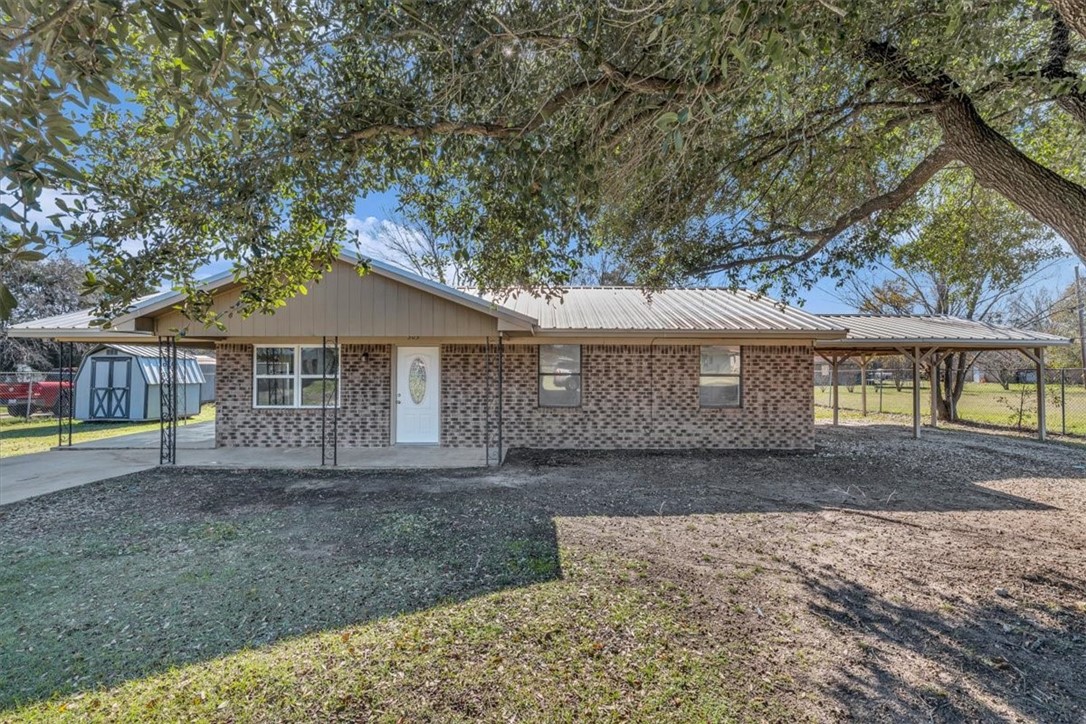 303 Heather St, Fairfield, Texas image 1