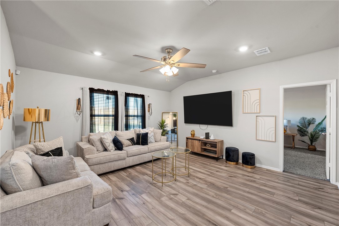 7009 Llano Drive, China Spring, Texas image 4