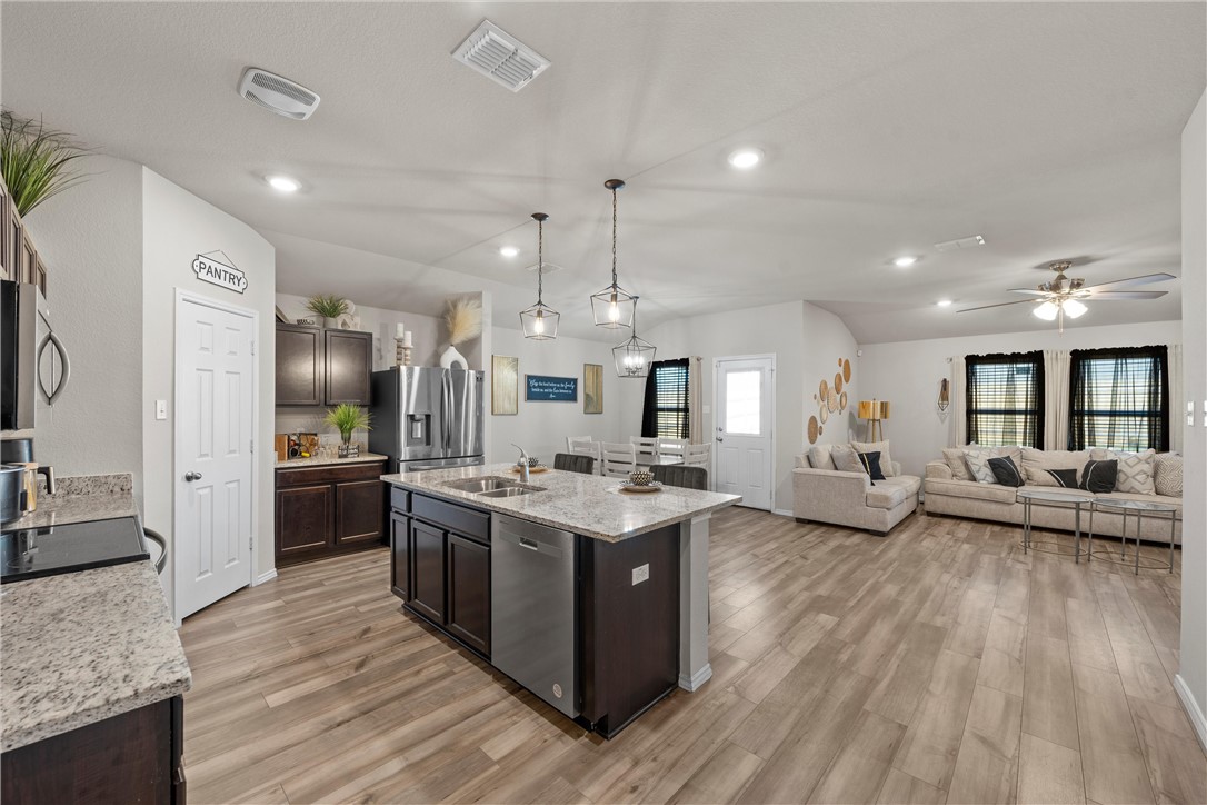 7009 Llano Drive, China Spring, Texas image 2