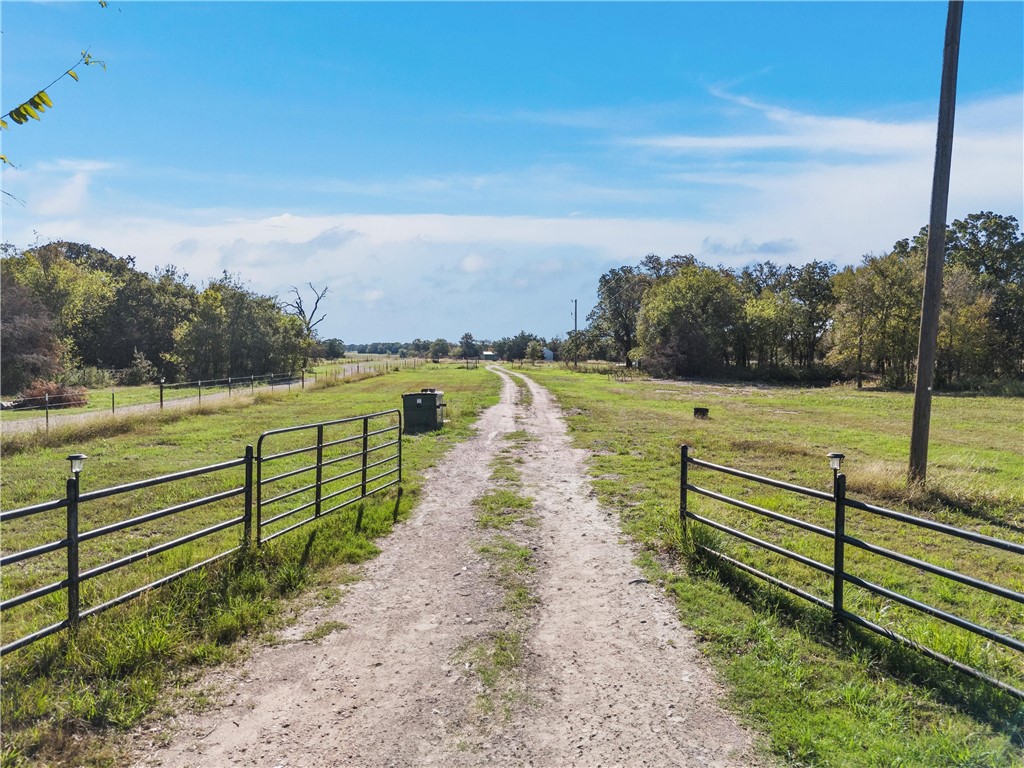 472 Wiggins Road, West, Texas image 1