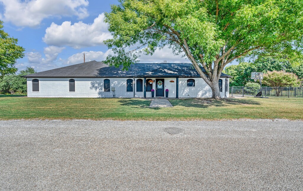 1211 Overlook Court, Whitney, Texas image 1