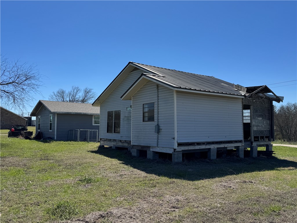 305 N 2nd Street, Lott, Texas image 9