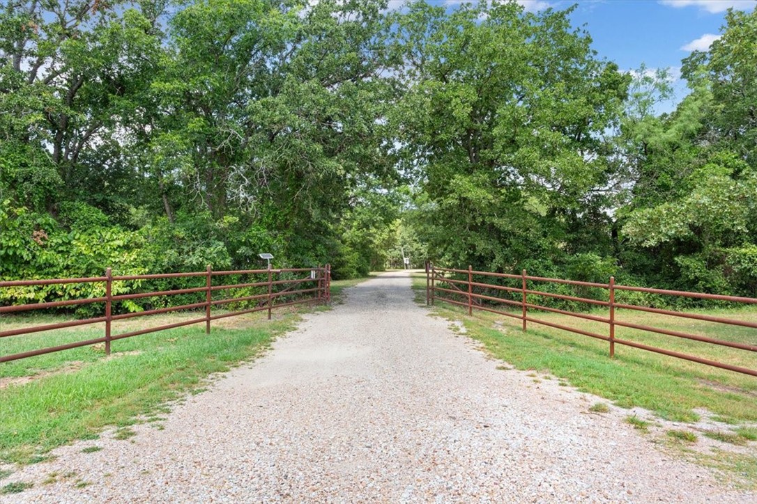 2935 Happy Swaner Lane, Axtell, Texas image 3