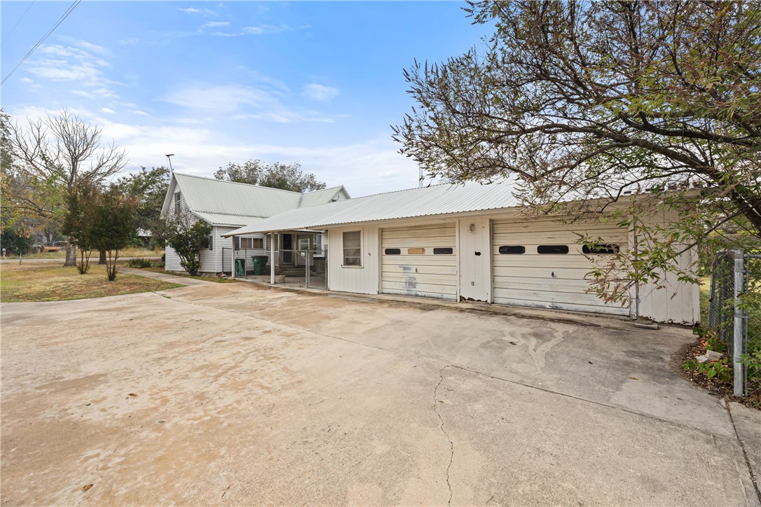 201 N 1st Street, Cranfills Gap, Texas image 35