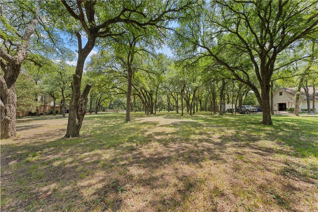 223 Oak Creek Circle, McGregor, Texas image 11