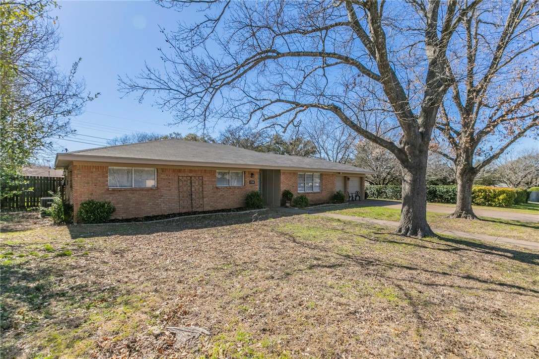 7758 E Fairway Road, Woodway, Texas image 17