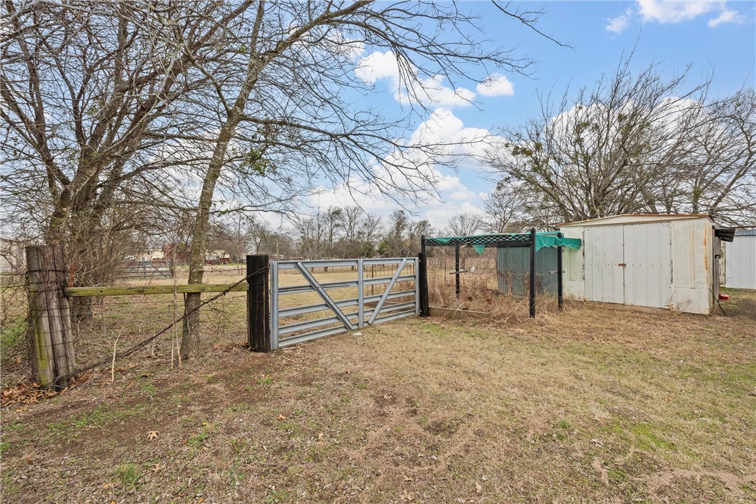 296 Valiant Wills Road, Bruceville, Texas image 32