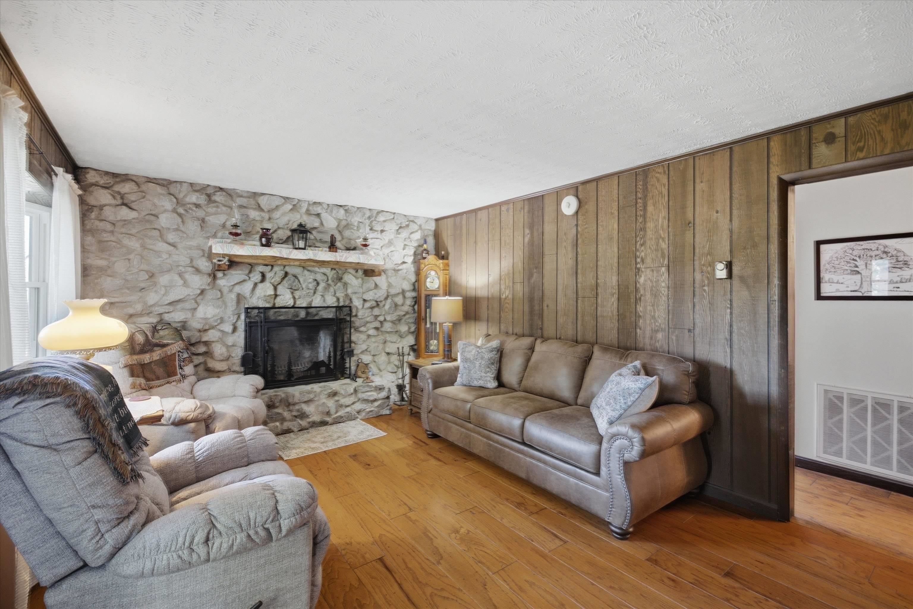 4084 Bradley Rd