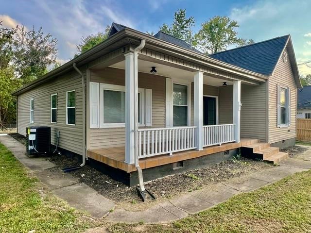 402 Cedar St