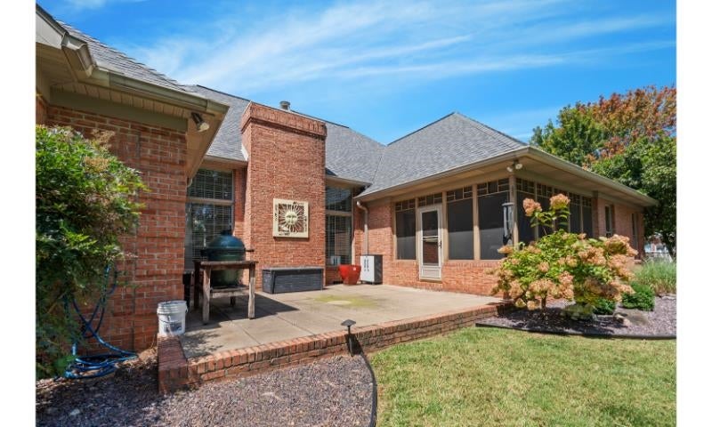 1046 N Forest Oak