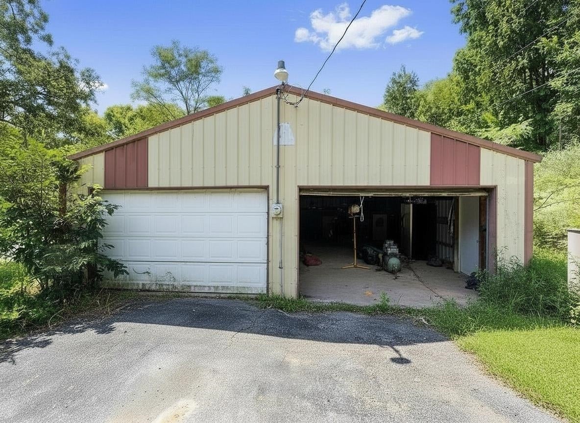 8236 US HWY 60 W