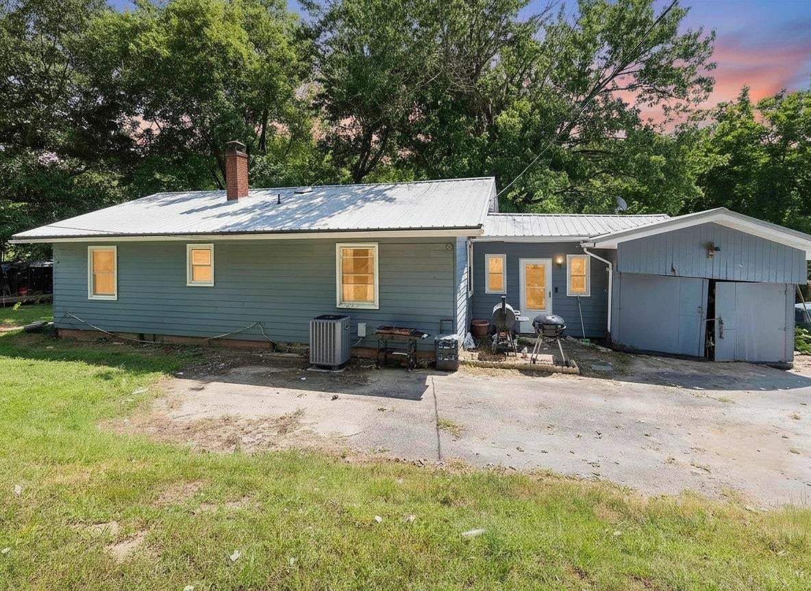 8236 US HWY 60 W