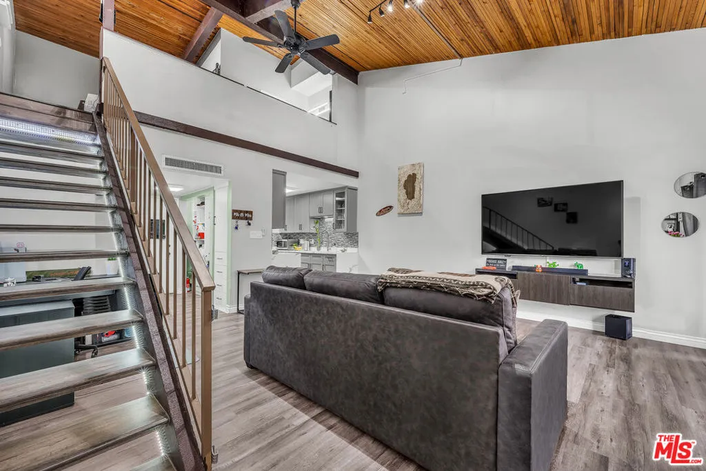 Encino, California 91316, United States, 1 Bedroom Bedrooms, ,2 BathroomsBathrooms,Residential,Active,124719