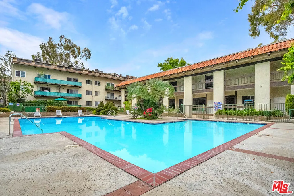 Encino, California 91316, United States, 1 Bedroom Bedrooms, ,2 BathroomsBathrooms,Residential,Active,124719
