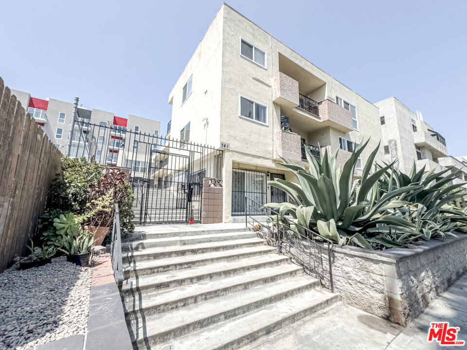 Properties 4 741 S Hobart Boulevard 13
