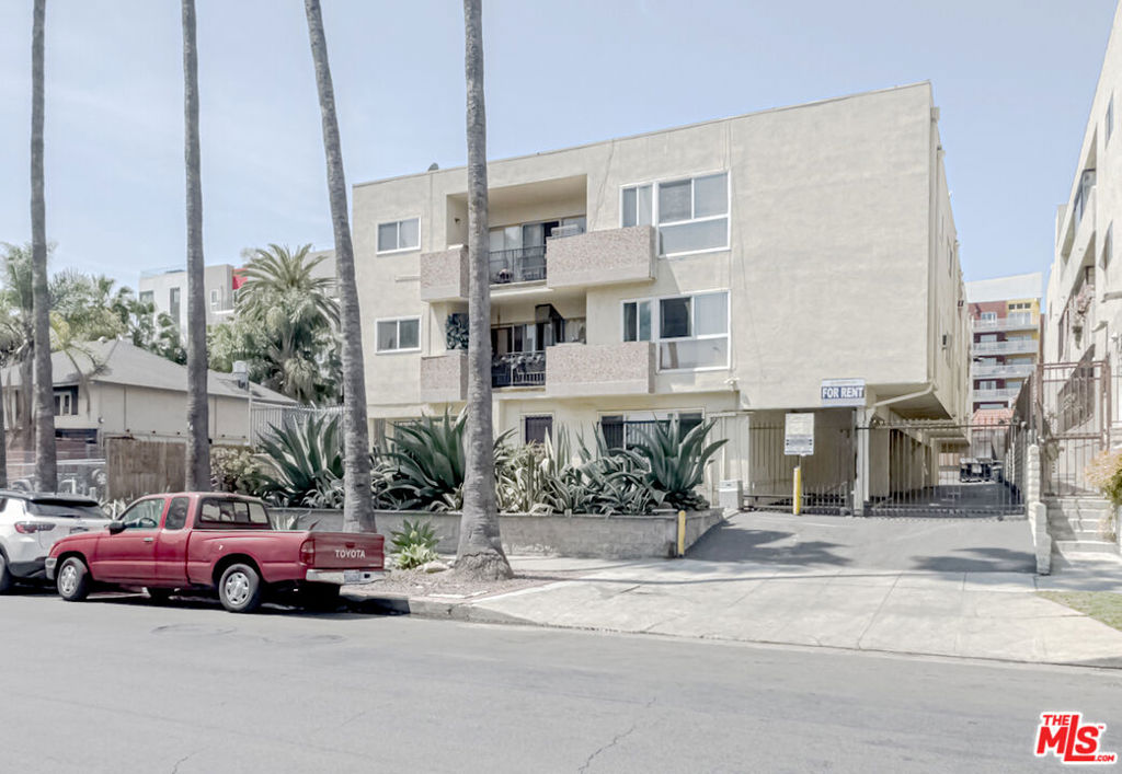Properties 3 741 S Hobart Boulevard 13