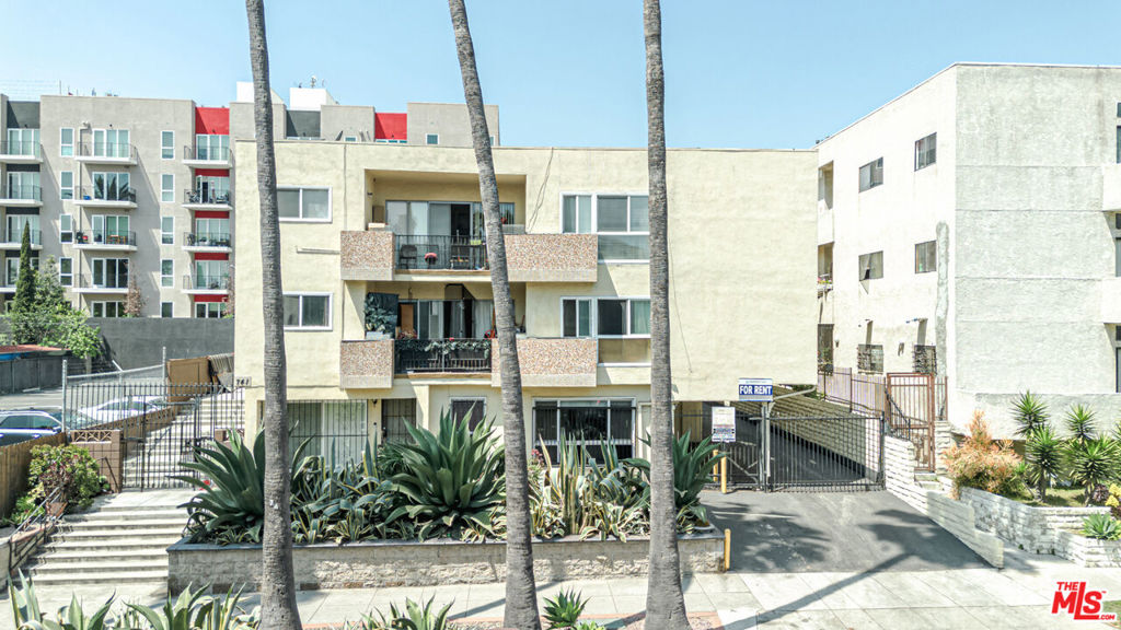 Properties 1 741 S Hobart Boulevard 13