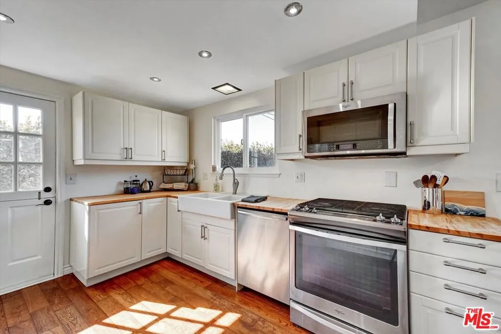 Newbury Park, California 91320, United States, 3 Bedrooms Bedrooms, ,2 BathroomsBathrooms,Residential,Pending,12314