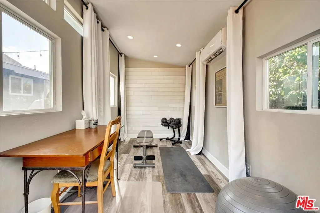 Newbury Park, California 91320, United States, 3 Bedrooms Bedrooms, ,2 BathroomsBathrooms,Residential,Pending,12314