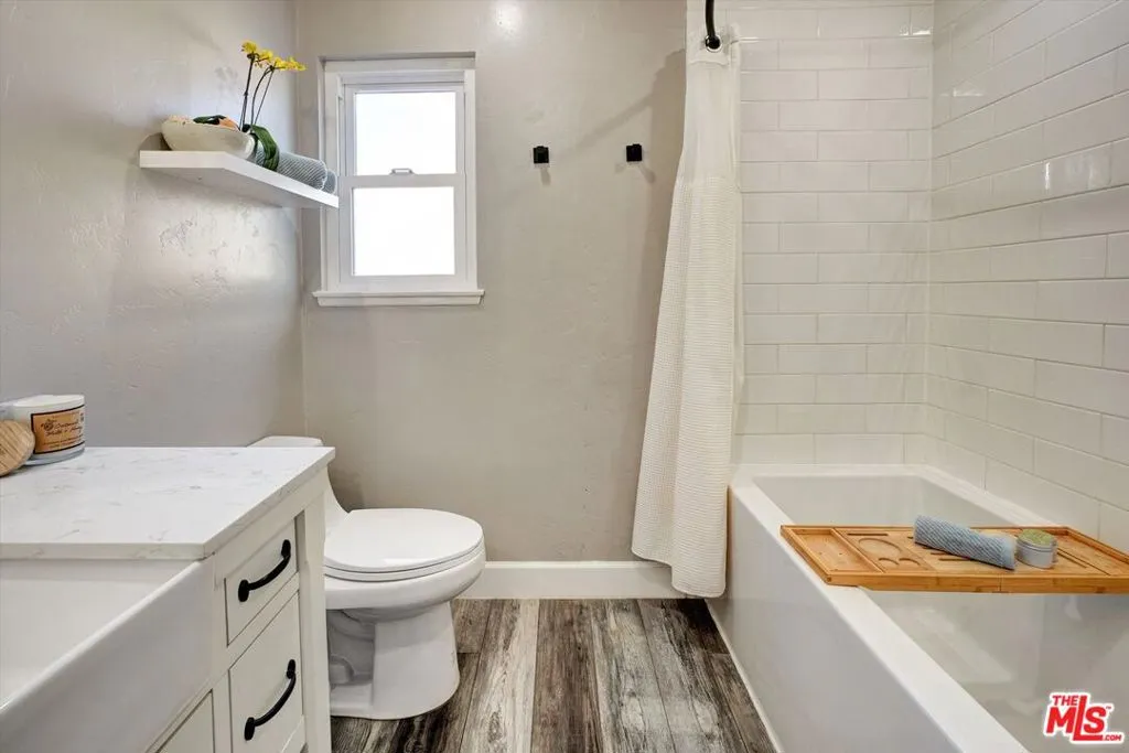 Newbury Park, California 91320, United States, 3 Bedrooms Bedrooms, ,2 BathroomsBathrooms,Residential,Pending,12314