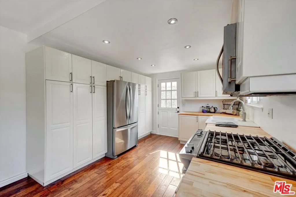 Newbury Park, California 91320, United States, 3 Bedrooms Bedrooms, ,2 BathroomsBathrooms,Residential,Pending,12314