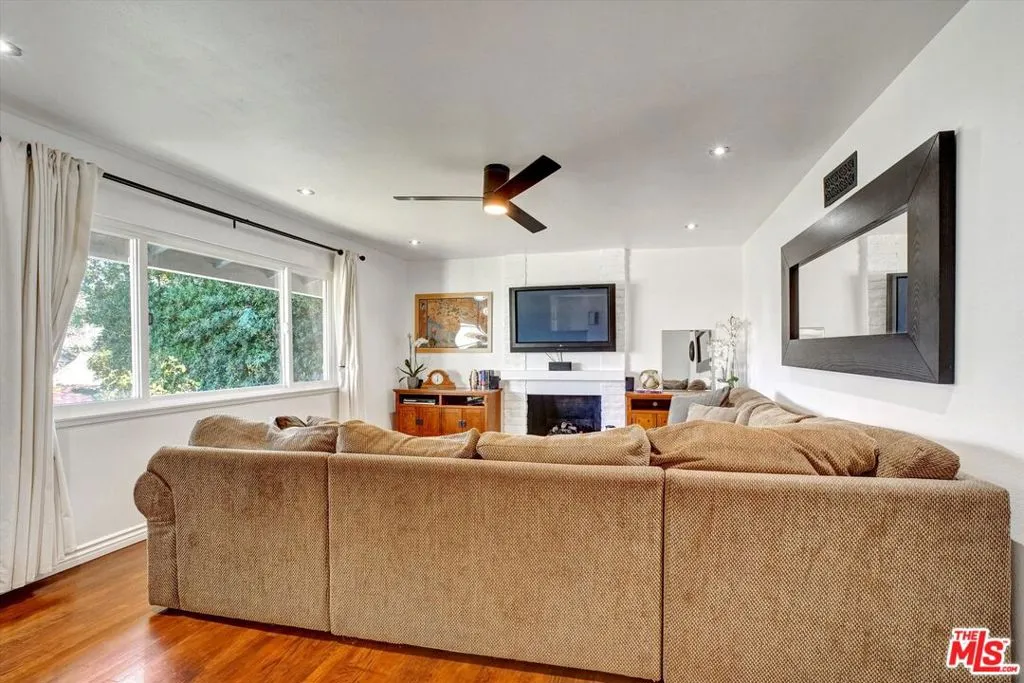 Newbury Park, California 91320, United States, 3 Bedrooms Bedrooms, ,2 BathroomsBathrooms,Residential,Pending,12314