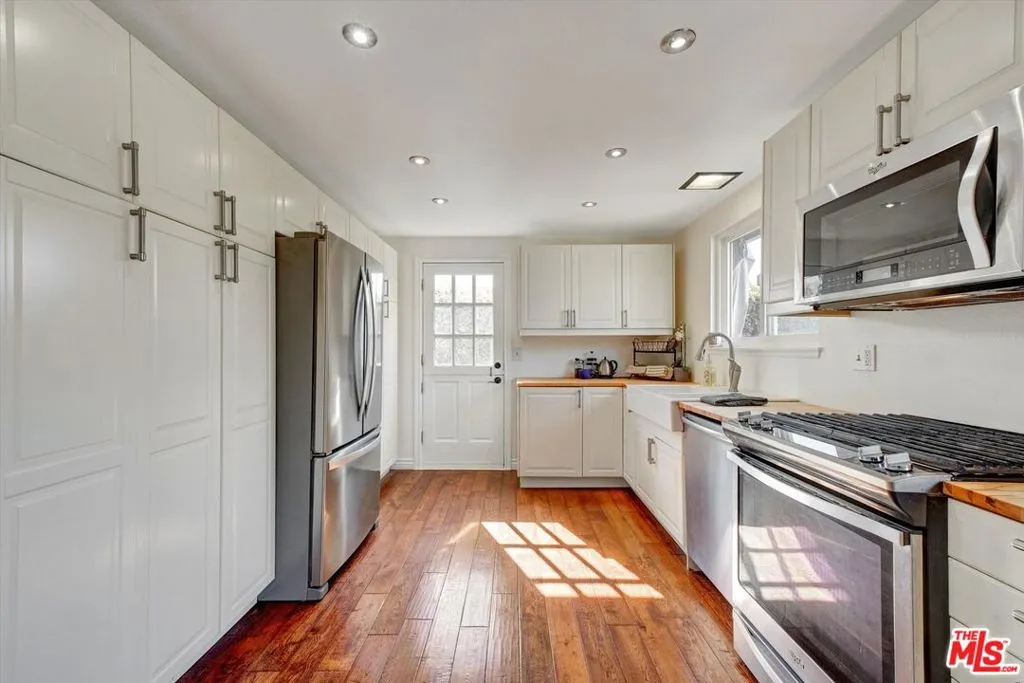 Newbury Park, California 91320, United States, 3 Bedrooms Bedrooms, ,2 BathroomsBathrooms,Residential,Pending,12314