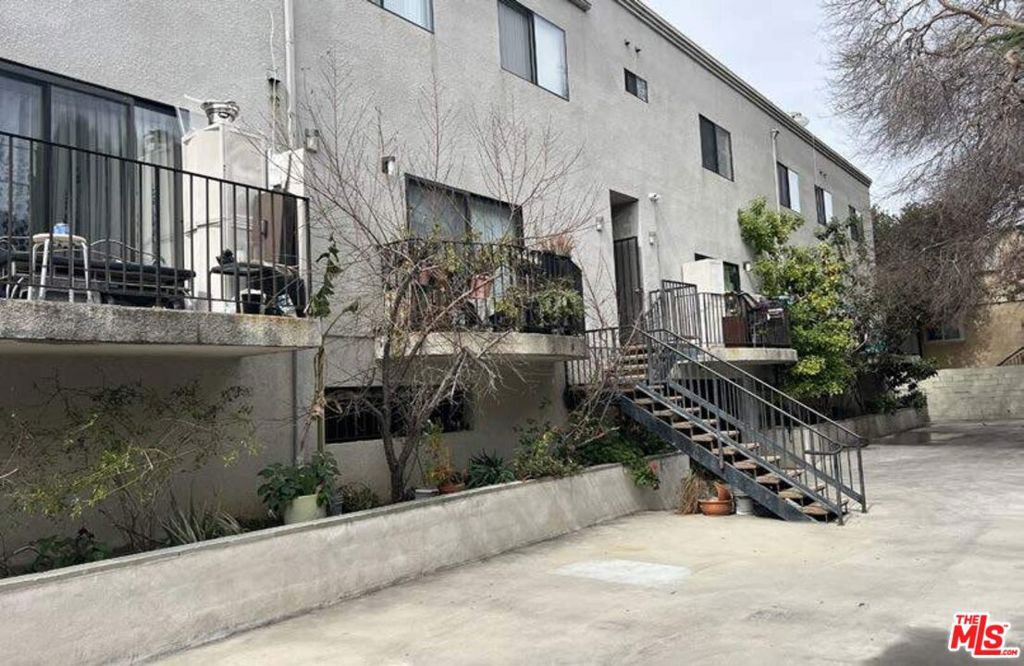 Properties 4 6606 Hazeltine Avenue
