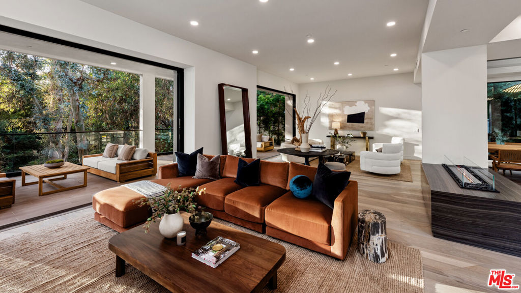 Properties 2 505 Barrington Avenue 100