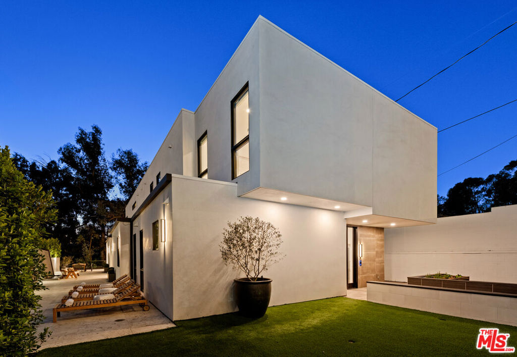 Properties 4 505 Barrington Avenue 100