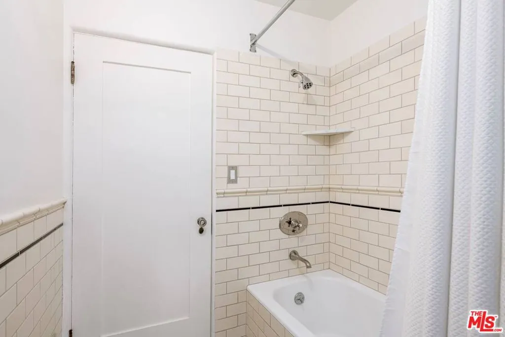 Los Angeles, California 90024, United States, 4 Bedrooms Bedrooms, ,3 BathroomsBathrooms,Residential,Active,120275