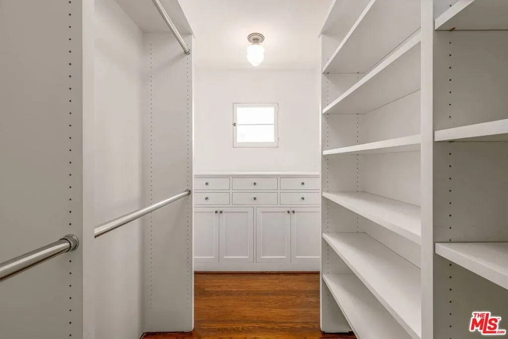 Los Angeles, California 90024, United States, 4 Bedrooms Bedrooms, ,3 BathroomsBathrooms,Residential,Active,120275