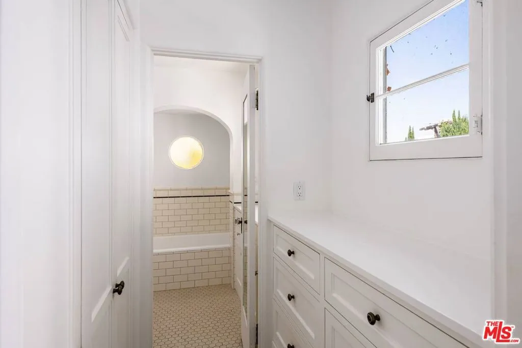 Los Angeles, California 90024, United States, 4 Bedrooms Bedrooms, ,3 BathroomsBathrooms,Residential,Active,120275