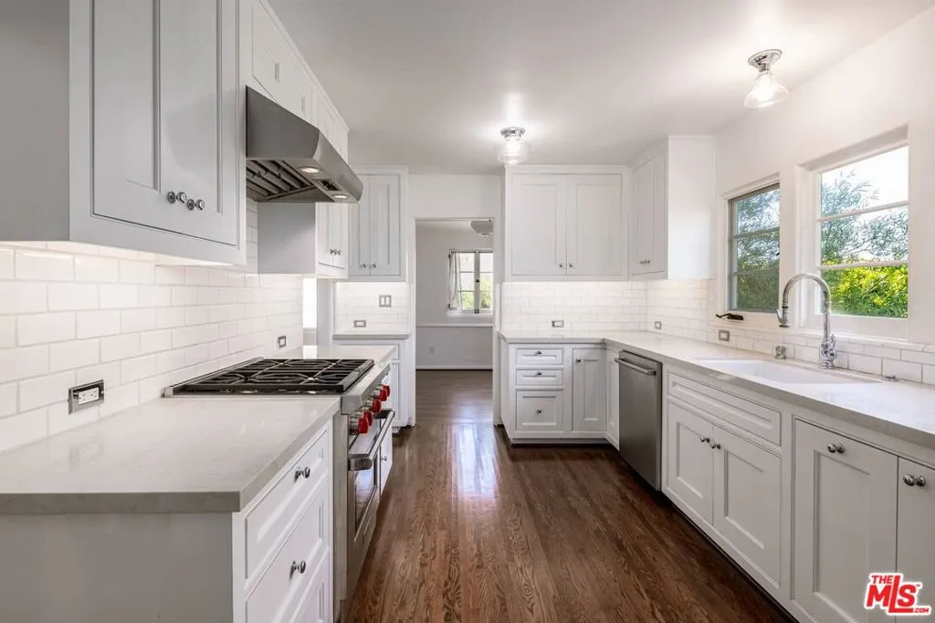 Los Angeles, California 90024, United States, 4 Bedrooms Bedrooms, ,3 BathroomsBathrooms,Residential,Active,120275