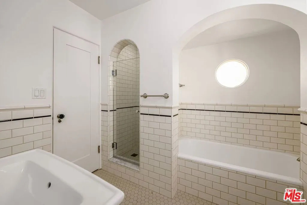 Los Angeles, California 90024, United States, 4 Bedrooms Bedrooms, ,3 BathroomsBathrooms,Residential,Active,120275