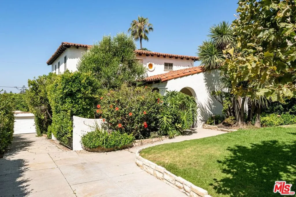 Los Angeles, California 90024, United States, 4 Bedrooms Bedrooms, ,3 BathroomsBathrooms,Residential,Active,120275