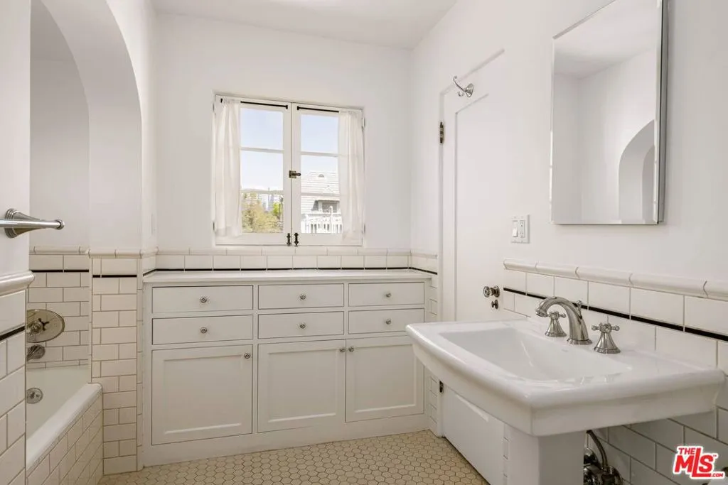 Los Angeles, California 90024, United States, 4 Bedrooms Bedrooms, ,3 BathroomsBathrooms,Residential,Active,120275