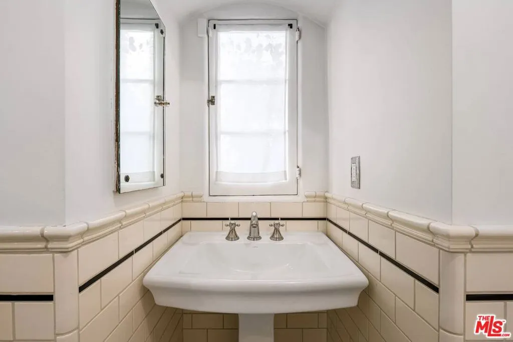 Los Angeles, California 90024, United States, 4 Bedrooms Bedrooms, ,3 BathroomsBathrooms,Residential,Active,120275