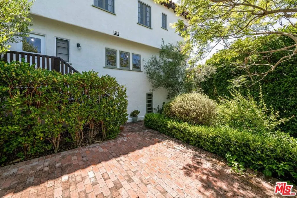 Los Angeles, California 90024, United States, 4 Bedrooms Bedrooms, ,3 BathroomsBathrooms,Residential,Active,120275