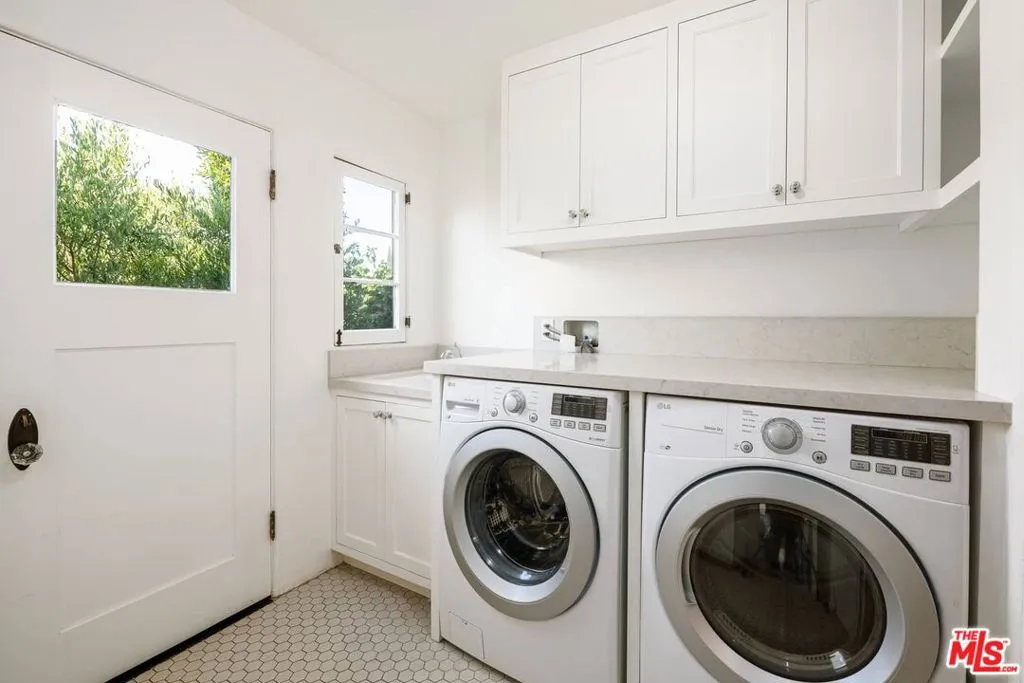 Los Angeles, California 90024, United States, 4 Bedrooms Bedrooms, ,3 BathroomsBathrooms,Residential,Active,120275