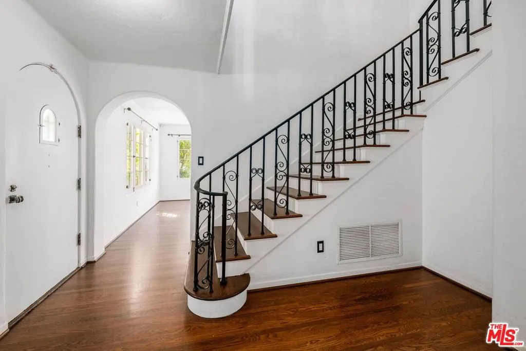 Los Angeles, California 90024, United States, 4 Bedrooms Bedrooms, ,3 BathroomsBathrooms,Residential,Active,120275