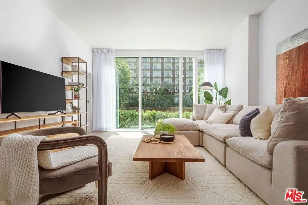 Los Angeles, California 90048, United States, 1 Bedroom Bedrooms, ,2 BathroomsBathrooms,Residential,Active,124545