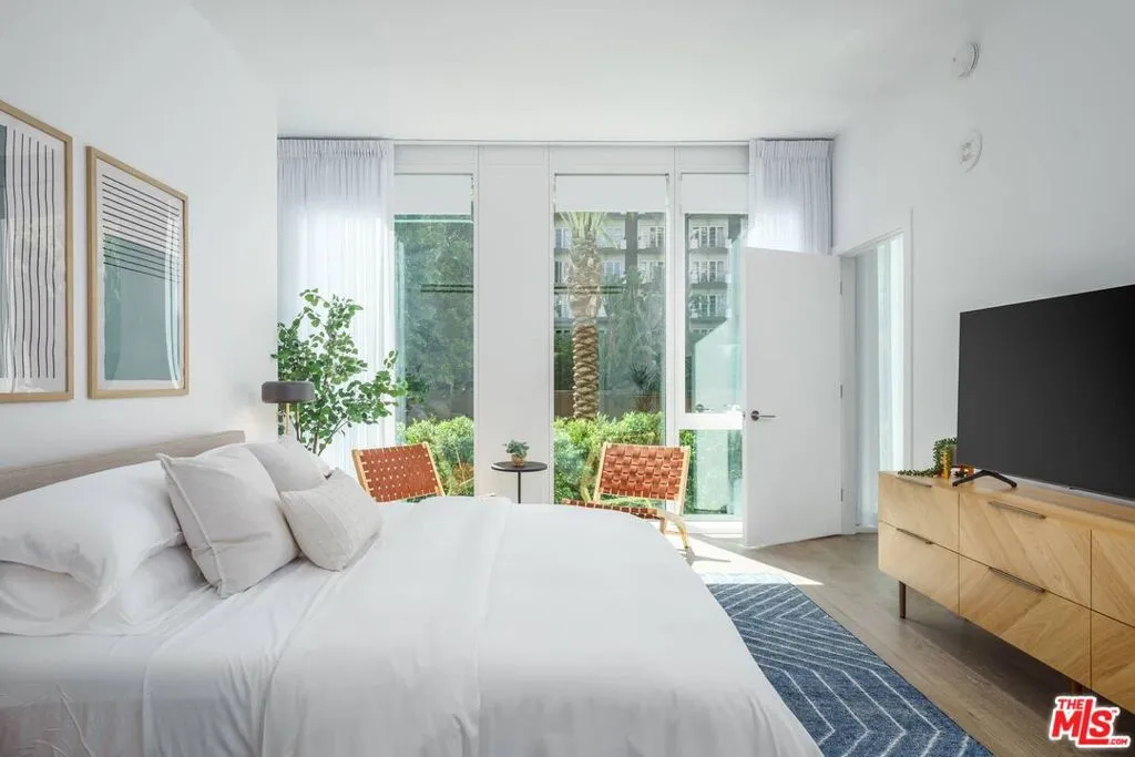 Los Angeles, California 90048, United States, 1 Bedroom Bedrooms, ,2 BathroomsBathrooms,Residential,Active,124545