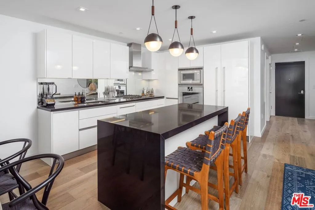 Los Angeles, California 90048, United States, 1 Bedroom Bedrooms, ,2 BathroomsBathrooms,Residential,Active,124545