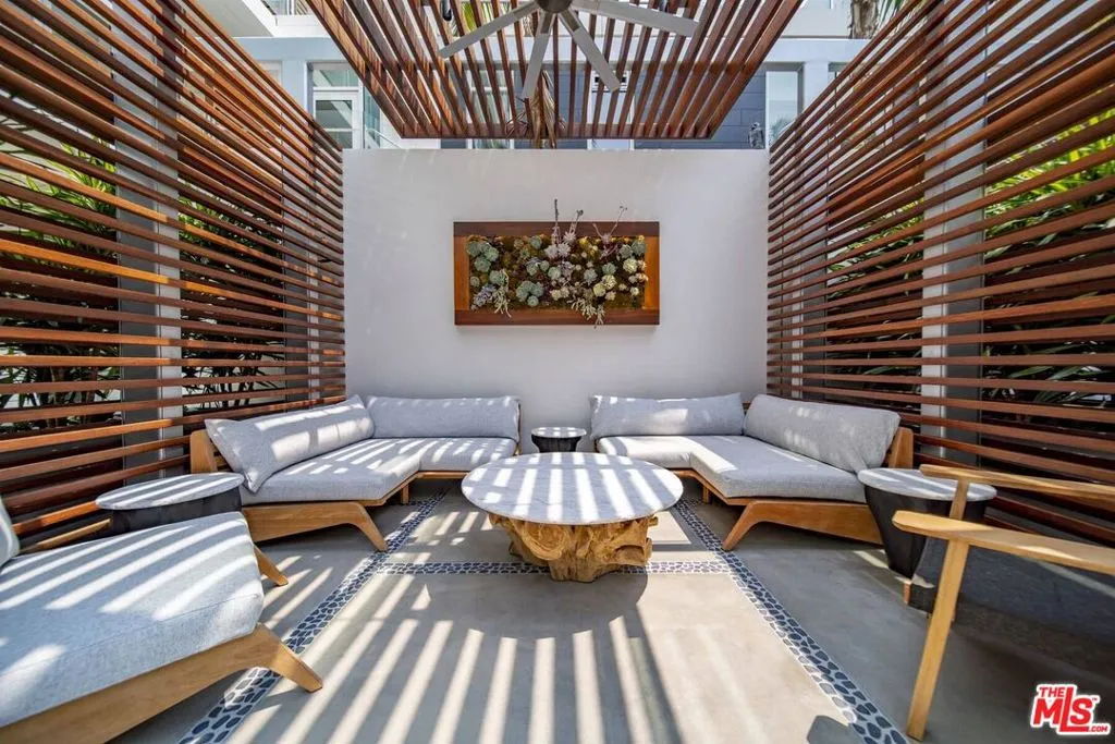 Los Angeles, California 90048, United States, 1 Bedroom Bedrooms, ,2 BathroomsBathrooms,Residential,Active,124545