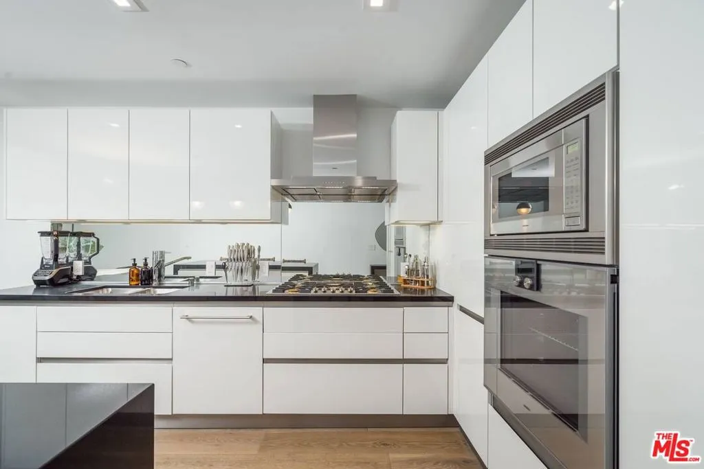 Los Angeles, California 90048, United States, 1 Bedroom Bedrooms, ,2 BathroomsBathrooms,Residential,Active,124545