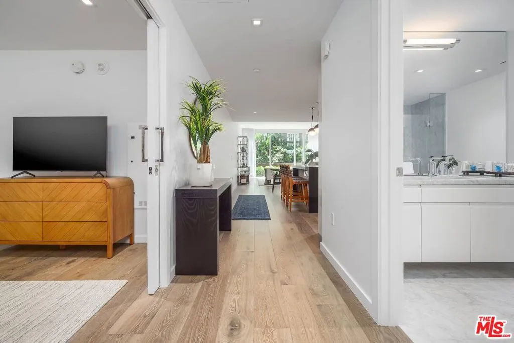 Los Angeles, California 90048, United States, 1 Bedroom Bedrooms, ,2 BathroomsBathrooms,Residential,Active,124545