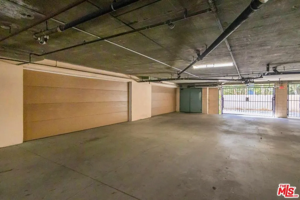 Valley Glen, California 91401, United States, 3 Bedrooms Bedrooms, ,3 BathroomsBathrooms,Residential,Active,6097